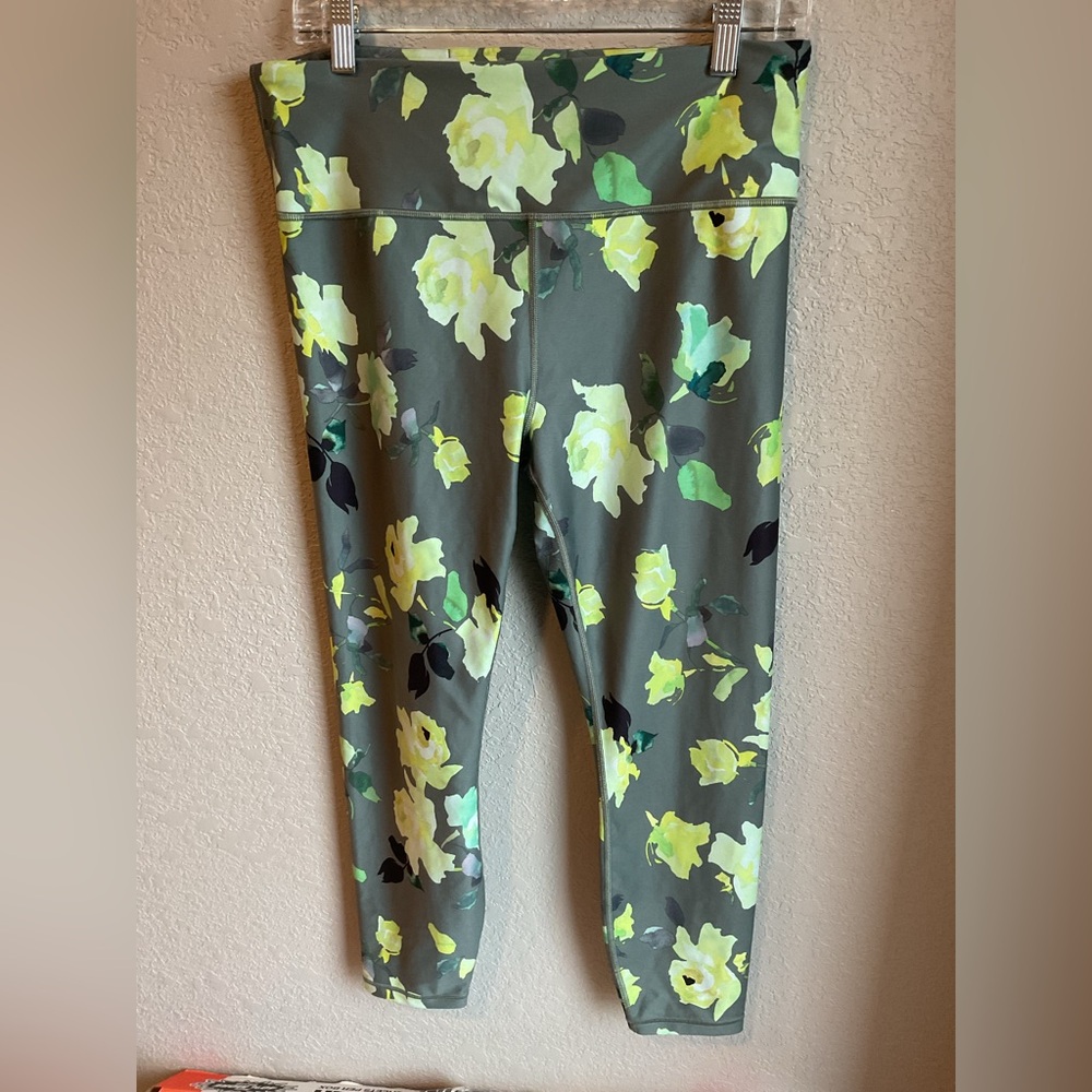 Athleta women’s 7/8 elevation Leggings with Yellow Floral Pattern Sz 6 EUC